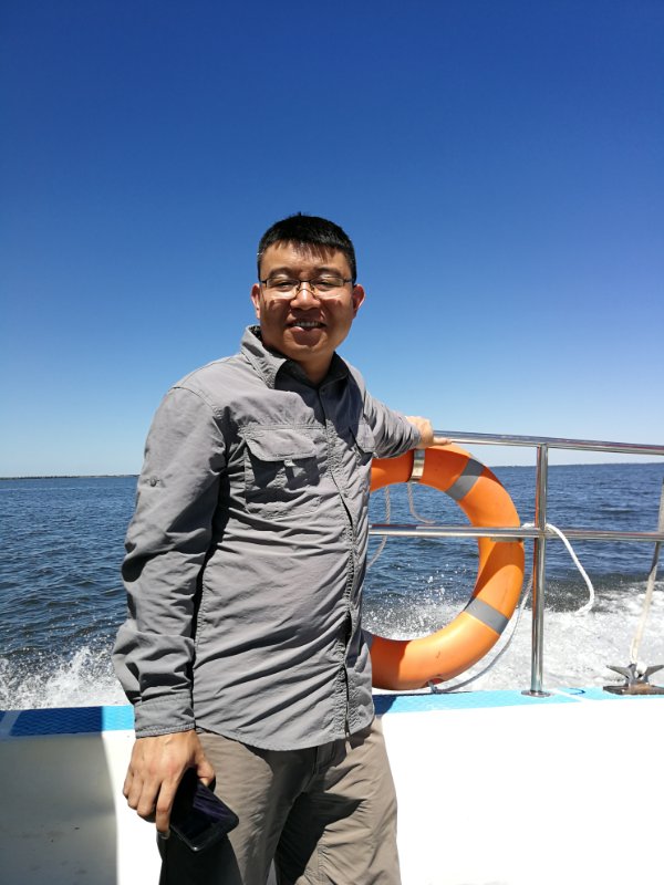 男人站在沙滩上描述已自动生成